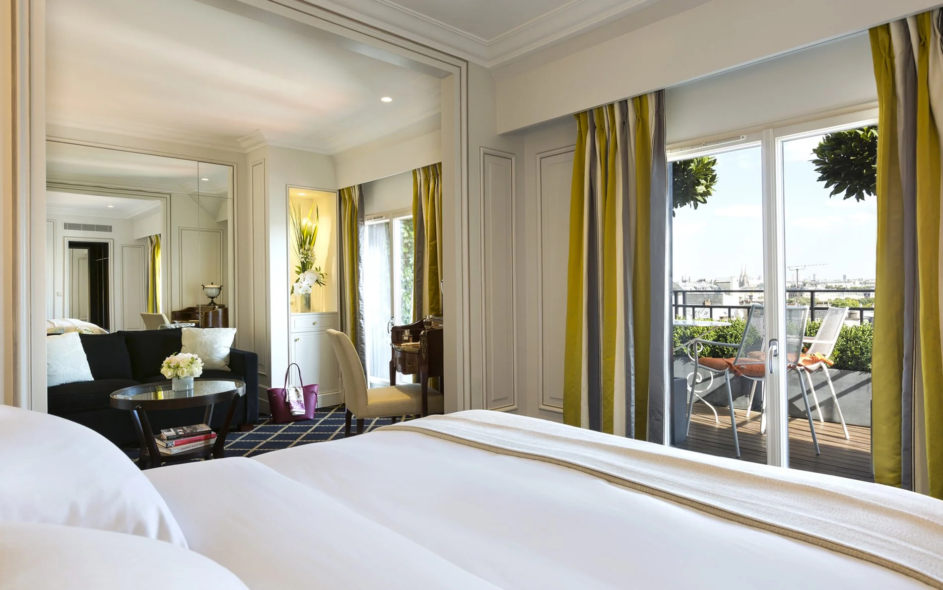 Salon lumineux avec accès à la terrasse privée de la Terrace Junior Suite à l’Hôtel San Régis.